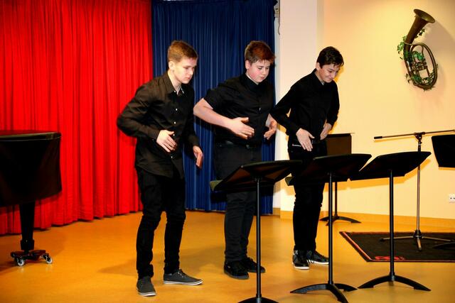 Das Perkussionensemble "Trio Friends" (v. l. Sebastian Schweiger, Tizian Warisch und Lukas Retsch) eröffnete die Abschlussveranstaltung mit Bodyperkussion.