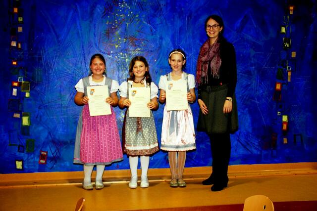 Das Querflötentrio v. l. Annalena Sluka, Sofia Steger und Mara Mayer stellte sich nach der Urkundenübergabe mit ihrer Lehrerin Susanne Müller dem Fotografen.