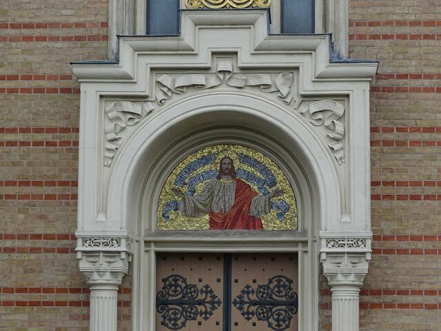 Portal der Christuskirche auf dem Evangelischen Friedhof Wien-Matzleinsdorf