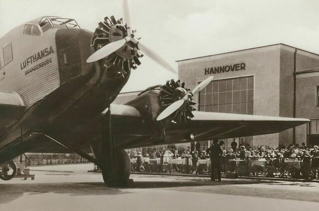 Lufthansa-Maschine "Brandenburg" vor der Flughafen-Gaststätte Vahrenwalder Heide, Gäste sind nah' dran, um 1933.