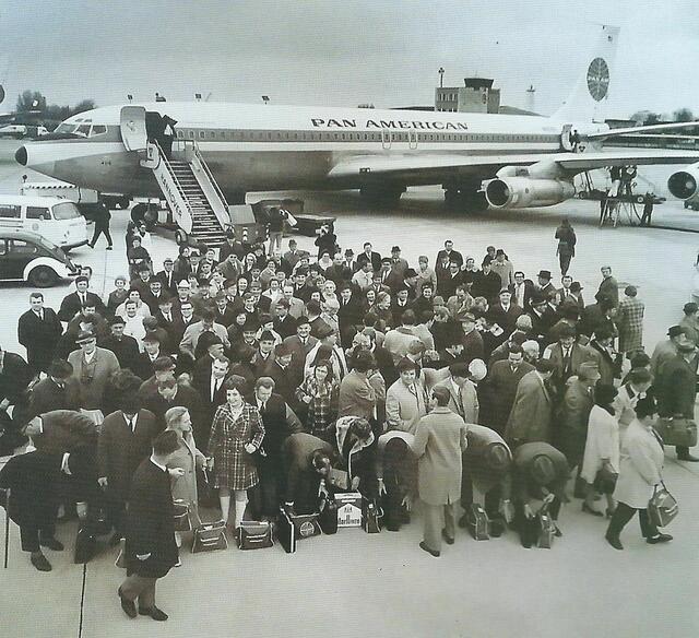 Erster Direktflug mit dem Reiseverkehrskaufmann Horst Bohne (Vordergrund Mitte links, hinter einem sich bückenden Fluggast), heute Linden-Chronist, mit einer Boeing 707 der Pan Am in die USA, 1973.