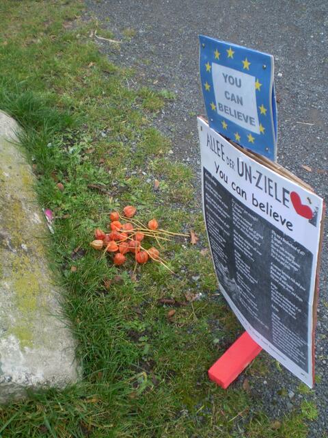 2. Dezember 2017: Blumenniederlegung am zweiten Berliner Mauer-Denkmal in Bremen-Überseestadt