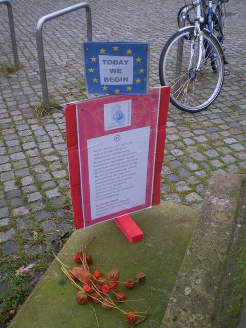 2. Dezember 2017: Blumenniederlegung am ersten Berliner Mauer-Denkmal in Bremen-Vahr