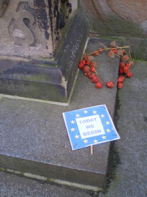2. Dezember 2017: Blick auf die Laternenblumen am "Bremer Friedenstor" zum 18. November 2017