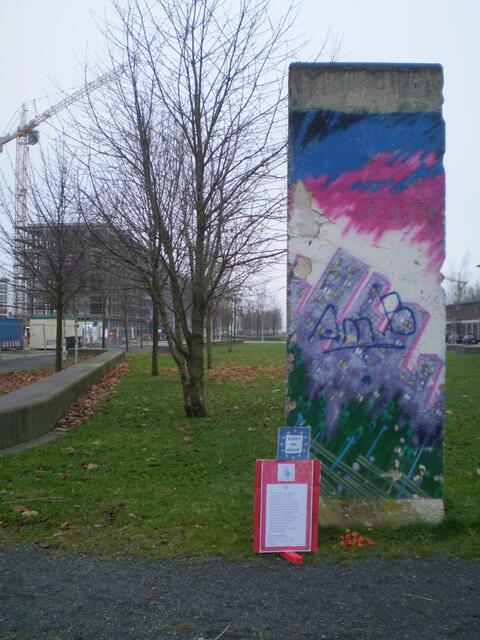 2. Dezember 2017: Blumenniederlegung am zweiten Berliner Mauer-Denkmal in Bremen-Überseestadt