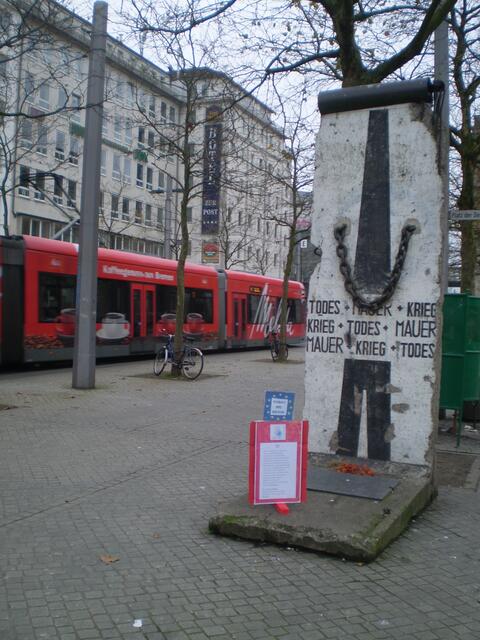 2. Dezember 2017: Blick auf das dritte Berliner Mauer-Denkmal am Platz der Deutschen Einheit in Bremen