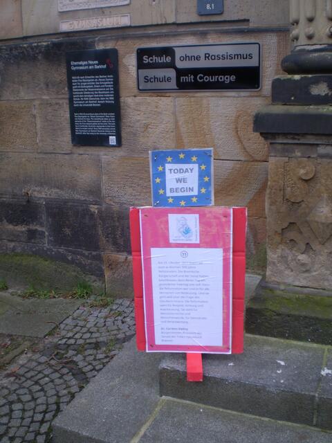 2. Dezember 2017: "TODAY WE BEGIN" vor dem "Bremer Friedenstor"