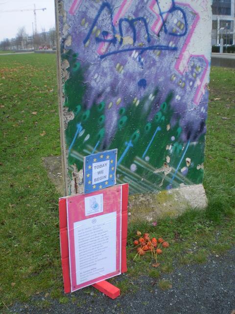 2. Dezember 2017: Blumenniederlegung am zweiten Berliner Mauer-Denkmal in Bremen-Überseestadt
