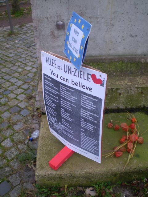 2. Dezember 2017: Blumenniederlegung am ersten Berliner Mauer-Denkmal in Bremen-Vahr