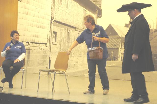 Vorbereitungen für einen Sketch von zwei Mitgiedern der Mundartgruppe der Trachten- und Volkstanzgruppe Grossseelheim.