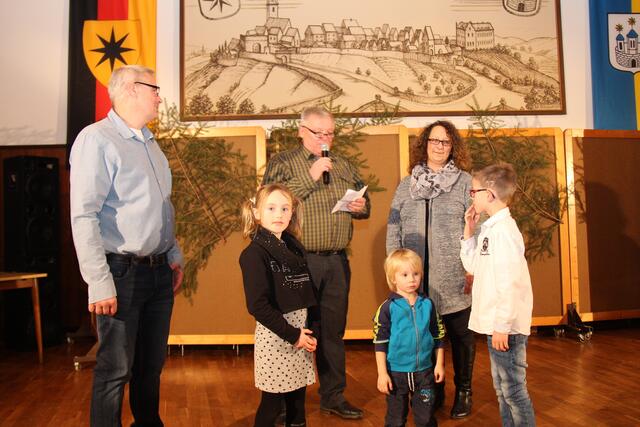 offizielle Begrüßung: Gerhard Drunk (Vorsitzender) mit den Königspaaren Joachim und Sandra Nitz, Leon Radtke und Maya Menkel.