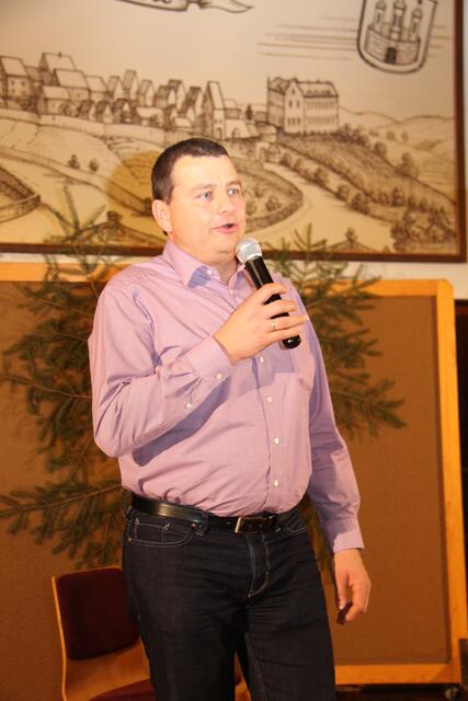Thomas John (Verein Freibad Landau) dankt für die Unterstützung.