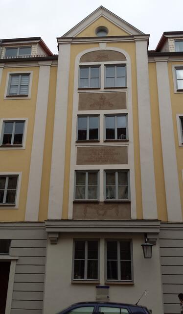 Vor diesem Haus in Stralsund, Fährstr. 8-10 (Neubau 1952 nach Zerstörung im 2. Weltkrieg), fiel am 31.05.1809 Ferdinand von Schill