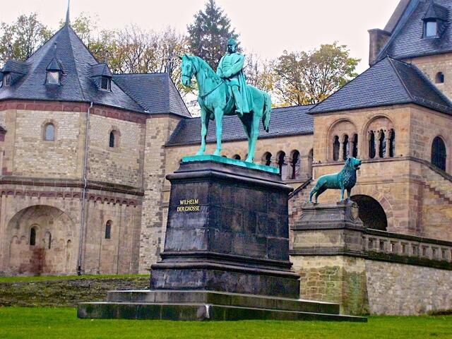 Eine der "verhexten" Radreisen führt etwa an sechs Tagen zu bezaubernden Orten im Harz wie Wernigerode, Goslar oder auf den Brocken, im Bild die Kaiserpfalz in Goslar