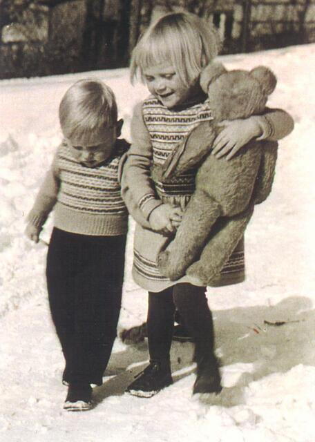 Meine große Schwester durfte meinen Teddy auch mal haben. Ein wunderbares Geschenk. Heute liegt er, etwas zerzaust, oben auf dem Dachboden.