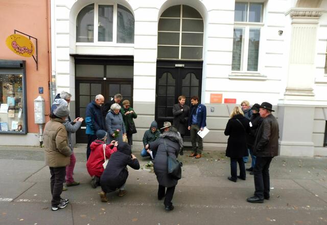 Foto-Shooting vor dem Haus Ferdinand-Wallbrecht-Straße 23.