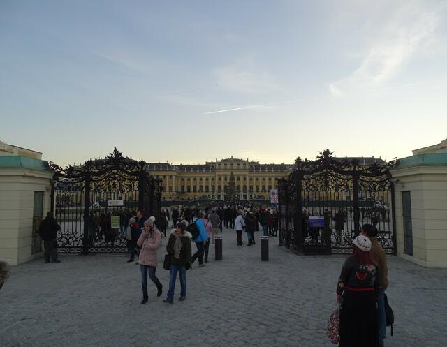 "Kultur- und Weihnachtsmarkt Schloss Schönbrunn" in Wien. - Die unauffälligen Poller im Eingangsbereich sind in heutigen Zeiten leider eine Notwendigkeit.