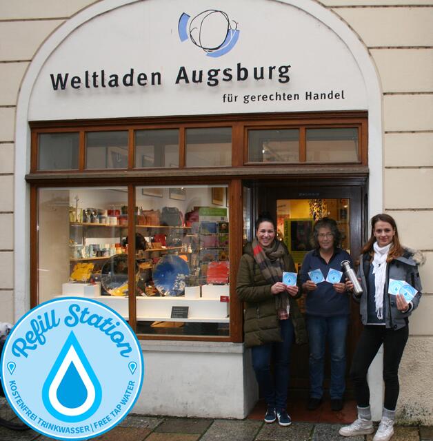 Der Weltladen Augsburg füllt Flaschen schon immer gerne auf.