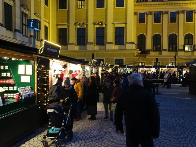 "Kultur- und Weihnachtsmarkt Schloss Schönbrunn" in Wien
