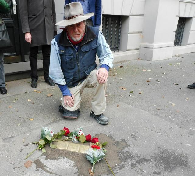 Das Werk ist vollbracht. Gunter Demnig, geboren am 27. Oktober 1947, vor den Stolpersteinen, über 63000 (!) hat er in Deutschland und anderen Ländern seit 1992 (Erster Stolperstein in Köln) schon verlegt, allein 384 in Hannover. Was für eine Leistung!