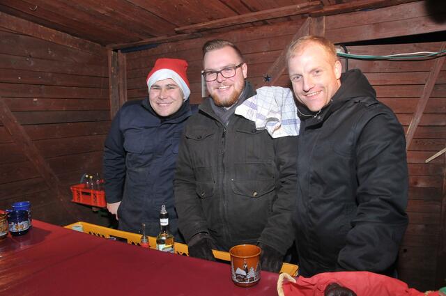 Durstlöscher: Auch für den Glühwein waren die Männer von der Freiwilligen Feuerwehr Wülfel zuständig.