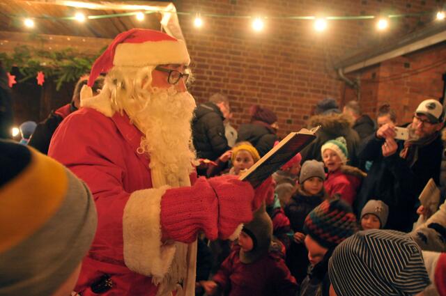 Der Weihnachtsmann las eine Geschichte vor.