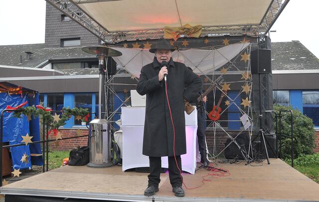 Moderator Thoams Warneck eröffnet den Adventsmarkt.