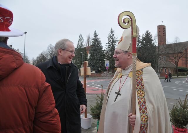 Mittelfelder Adventsmarkt: Oberbürgermeister trifft St. Nikolaus.