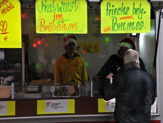 Auch ein Oberbürgermeister hat mal Hunger: Beim Mittelfelder Adventsmarkt gab es auch was zur Stärkung von Leib und Magen.