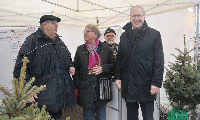 Oberbürgermesiter Stefan Schostok am Stand des SoVD.