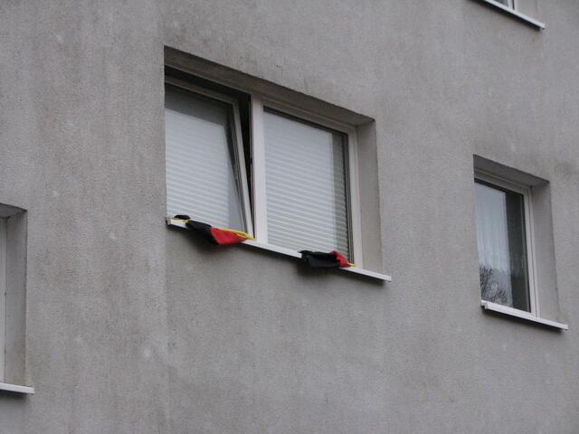 Mitten im Dreck wieder 2 Fahnen am Fenster.