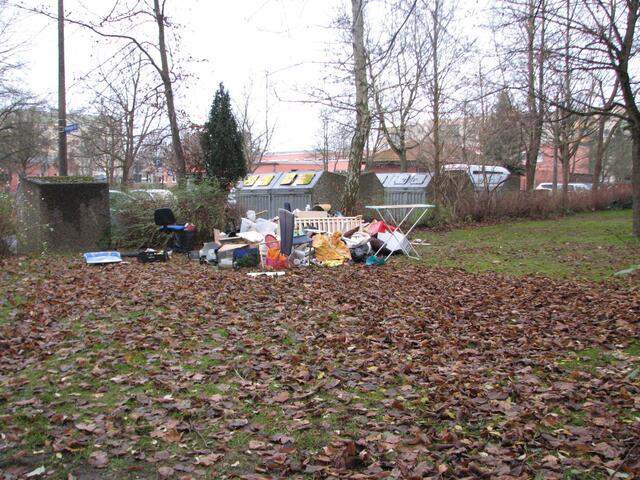 Hier kann jeder seinen Müll in die Anlagen werfen.