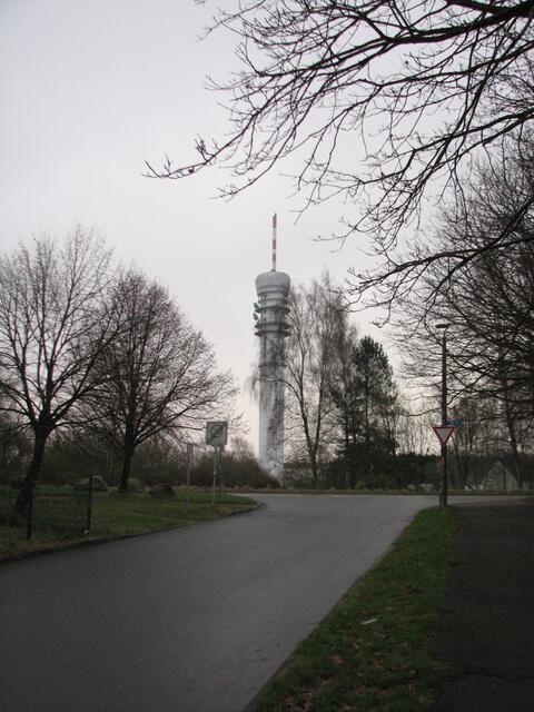 Fernsehturm geschlossen, als Wahrzeichen von der Stadt vernachlässigt. Dort gab es keine Empfänge der Stadtpolitiker.Hätte die Manschaft dort sicher geholfen, über die Runden zu kommen.