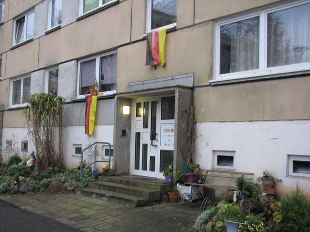 Man fragt sich, was bewegt die Leute hier Tag und Nacht eine Deutschland Fahne aus den Fenster zu hängen?