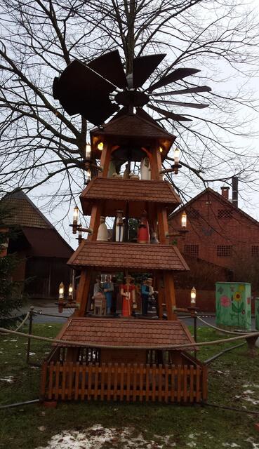 Nun hat es doch noch geklappt. Die Pyramide steht- 1- Advent (3.12.) 2017, 14 Uhr