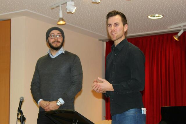 Helmuth Baumann (links) und Florian Hirle (rechts) begrüßten das zahlreiche Publikum zum Klassenvorspiel im Saal der Musikschule Wertingen.