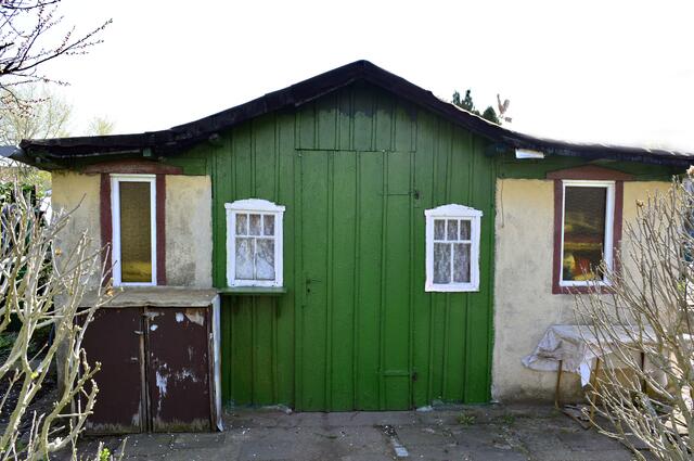 original Laube, mit angebauten gelbgestrichenen Anbau