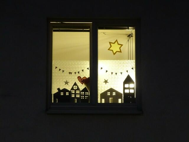 Weihnachtsmarkt beim Schloss Wilhelminenberg Wien 2017 - Dieses adventlich geschmückte Fenster entdeckte ich auf der Hinfahrt.