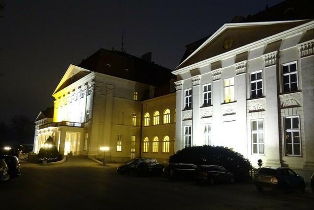 Weihnachtsmarkt beim Schloss Wilhelminenberg Wien 2017 - Das Schloss Wilhelminenberg. Der Markt beginnt, wenn man am linken Gebäudeteil um die Ecke geht.