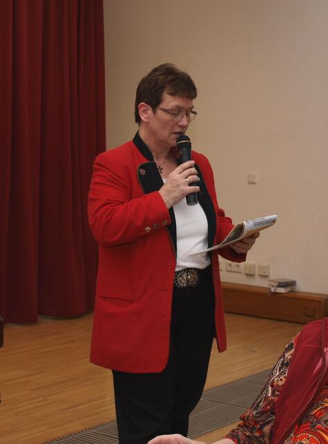 Geschäftsführerin Gudrun Jansen führte durch das Programm und unterhielt zudem mit einer Weihnachtsgeschichte
