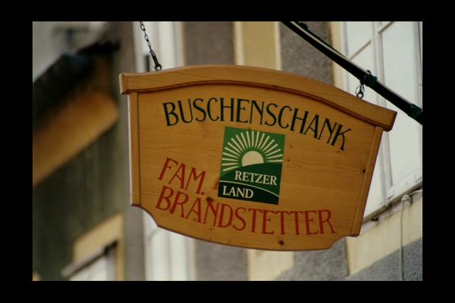 Das Ladenschild über dem Eingang vom Heurigen Brandstetter, in Richtung Hauptplatz fotografiert.