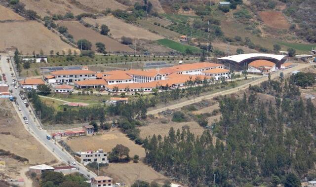 [2017] Hospital Diospi Suyana mit neuem Dach des Amphitheaters - http://www.diospi-suyana.de | Foto: © Diospi Suyana