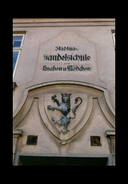 Die alte Handelsschule bei Tag.