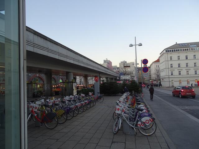 Fünfte und letzte Station: Platz vor der U-Bahn-Station Ottakring.