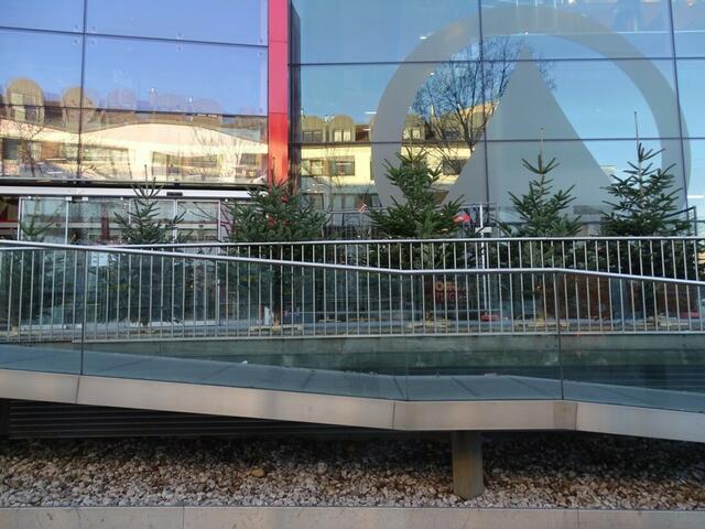 Zweite Station: Vor unserem Supermarkt.