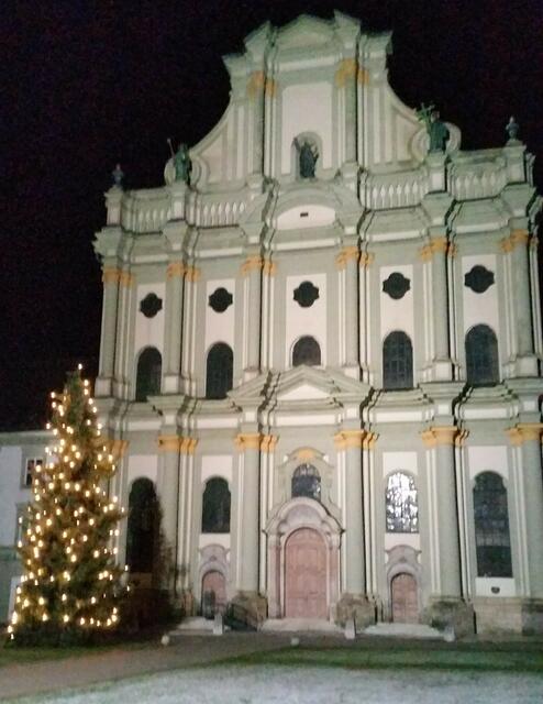 Christbaum vor der Klosterkirche St. Mariä Himmelfahrt Fürstenfeld