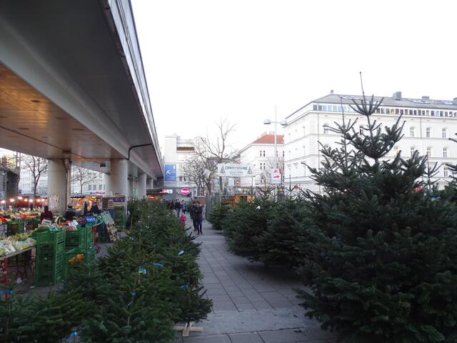 Fünfte und letzte Station: Platz vor der U-Bahn-Station Ottakring.
