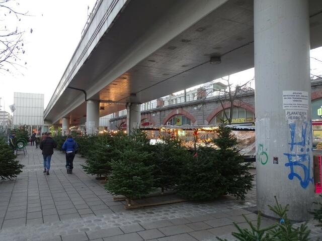 Fünfte und letzte Station: Platz vor der U-Bahn-Station Ottakring.