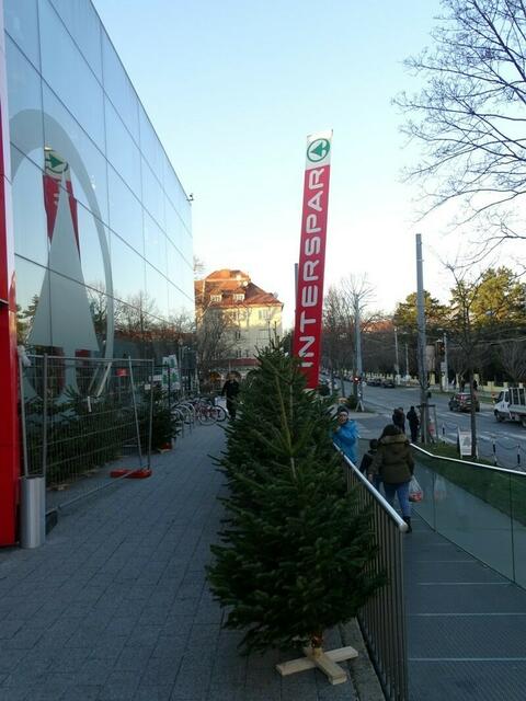 Zweite Station: Vor unserem Supermarkt.