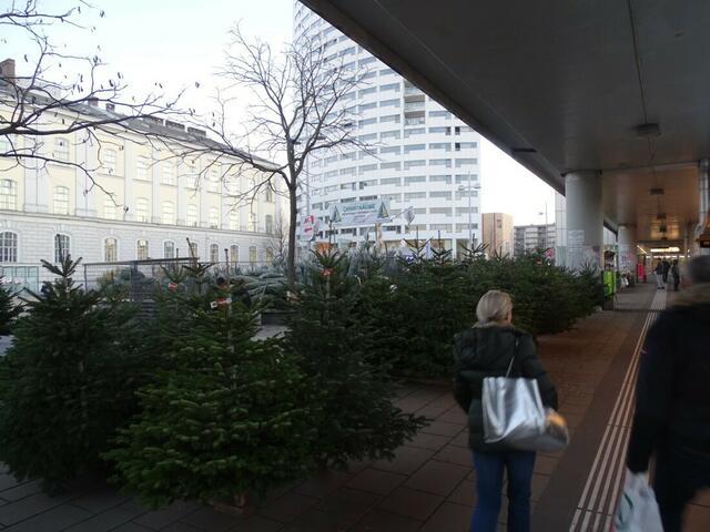 Fünfte und letzte Station: Platz vor der U-Bahn-Station Ottakring.